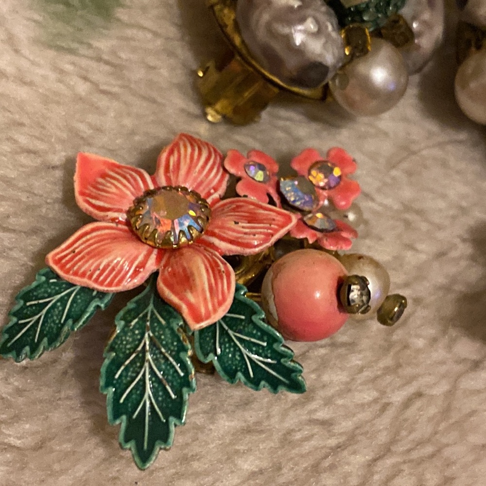 Two pair vintage clip earrings (CO) - Picture 3 of 12